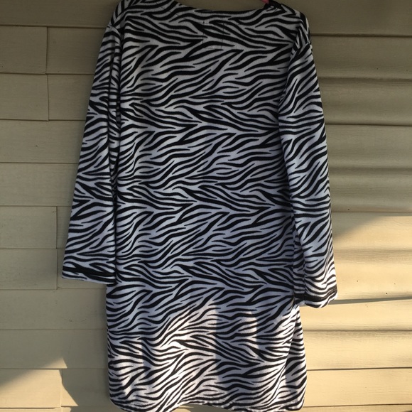Woman’s soft Zebra🦓 night shirt - Picture 5 of 7